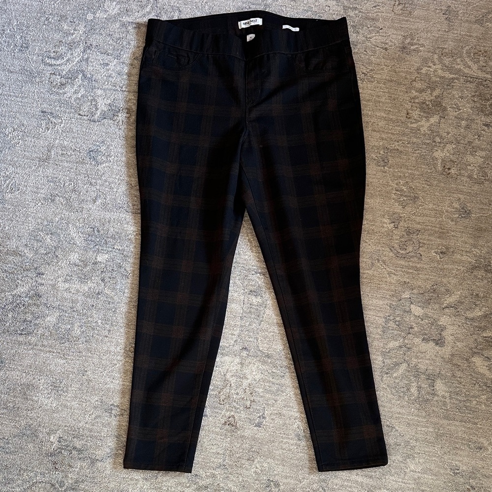 Nine West women’s pants
Size XL
Color black with brown-like plaid design